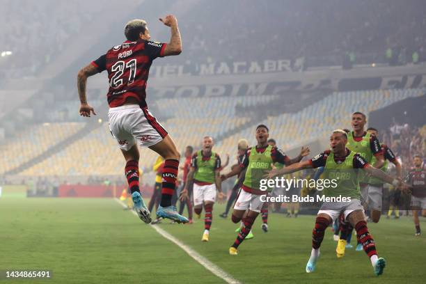 Pedro of Flamengo celebrates with teammates after scoring the first goal of his team during the second leg match of the final of Copa do Brasil 2022...