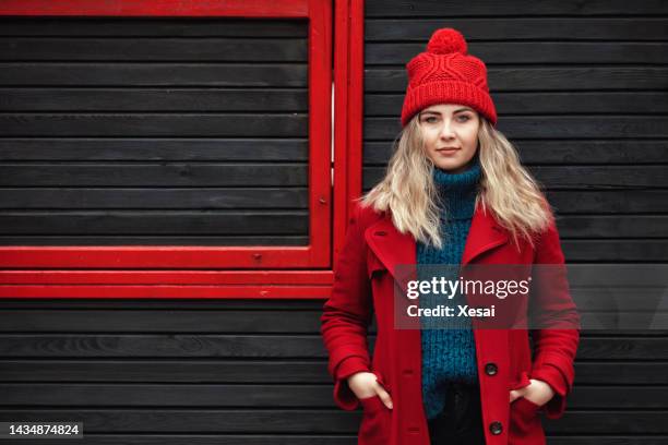 retrato de una hermosa mujer con chaqueta roja en invierno - gabardina larga fotografías e imágenes de stock