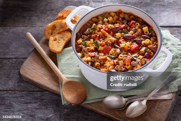 pasta de sopa fagioli - fagioli cannellini fotografías e imágenes de stock