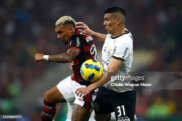 Mateuzinho of Flamengo jumps for the ball against Fabián Balbuena of Corinthians during the second leg match of the final of Copa do Brasil 2022...