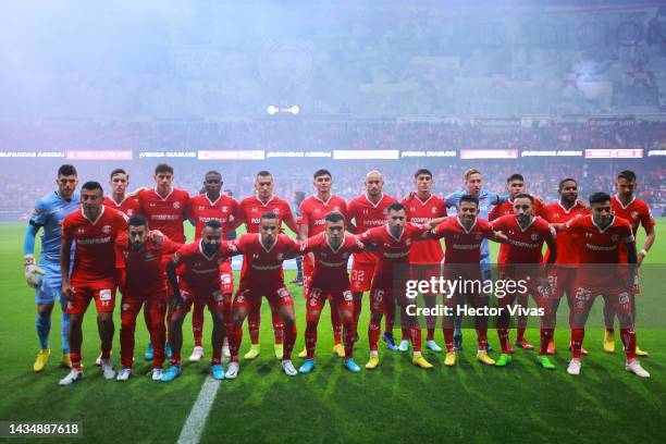 Players of Toluca pose prior the semifinal first leg match between Toluca and America as part of the Torneo Apertura 2022 Liga MX at Nemesio Diez...