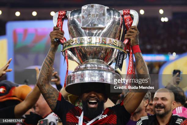 Rodinei of Flamengo celebrates with the trophy after winning the second leg match of the final of Copa do Brasil 2022 between Flamengo and...