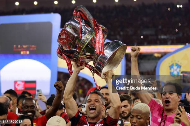 Diego of Flamengo lifts the trophy after winning the second leg match of the final of Copa do Brasil 2022 between Flamengo and Corinthians at...