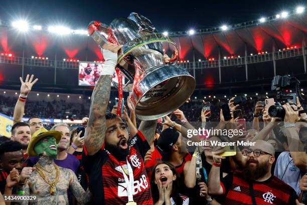 Players of Flamengo lift the trophy after winning the second leg match of the final of Copa do Brasil 2022 between Flamengo and Corinthians at...