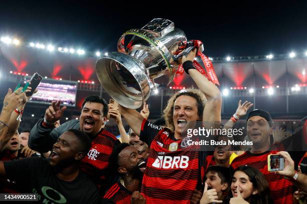 David Luiz of Flamengo lifts the trophy after winning the second leg match of the final of Copa do Brasil 2022 between Flamengo and Corinthians at...