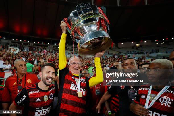 Éverton Ribeiro and Dorival Junior head coach of Flamengo lift the trophy after winning the second leg match of the final of Copa do Brasil 2022...