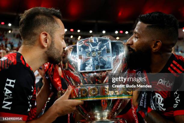 Éverton Ribeiro and Rodinei of Flamengo kiss the trophy after winning the second leg match of the final of Copa do Brasil 2022 between Flamengo and...