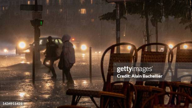 raining street - bad weather paris stock pictures, royalty-free photos & images