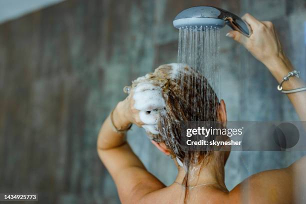 haare mit shampoo waschen! - dusche stock-fotos und bilder