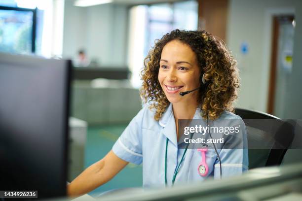 línea de ayuda médica amigable - recepcionista fotografías e imágenes de stock
