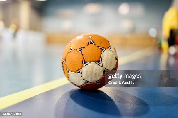 handball ball on field - handbal stockfoto's en -beelden