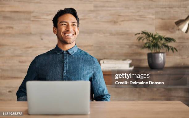 asiatischer geschäftsmann, laptop oder remote work programmierer im home office für seo webdesign, cyber security oder digital marketing ux. lächelnder, glücklicher oder aufgeregter arbeiter, designer oder entwickler mit technologie - happy smile stock-fotos und bilder