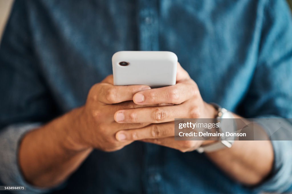 Manos, mecanografía y hombre con teléfono, de cerca y en las redes sociales para conversar, conectarse y enviar mensajes de texto. Hombre, use el teléfono inteligente y desplácese para navegar en línea, use Internet y hable con el teléfono celular.