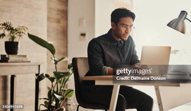 arbeits-, computer-e-mail und geschäftsmann aus china, der ernsthaft daran interessiert ist, einen laptop-fehler zu beheben. internet-, recherche- und 404-web-problem eines asiatischen geschäftsmannes, der am schreibtisch eine tech- und online-strategie  - computer benutzen stock-fotos und bilder