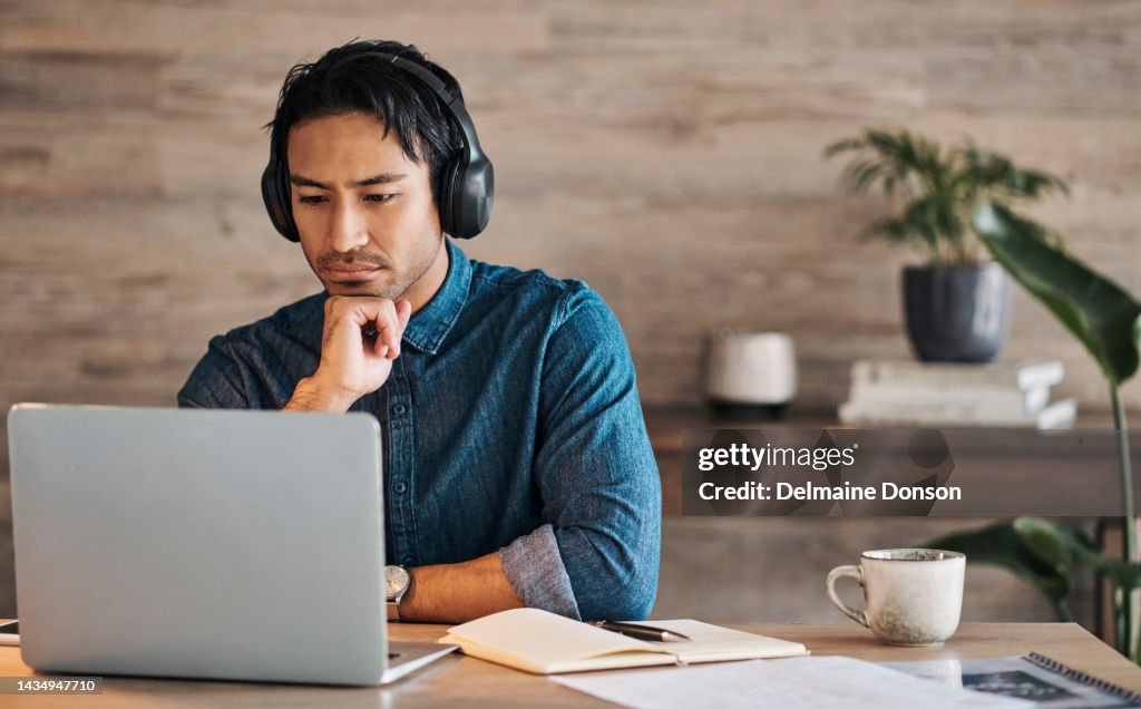 Empresário, fones de ouvido e webinar de laptop no escritório com café na mesa, chamada de vídeo ou assistindo vídeo. Chamada de zoom, videoconferência e homem do Canadá em reunião online com livro e caneta na mesa.