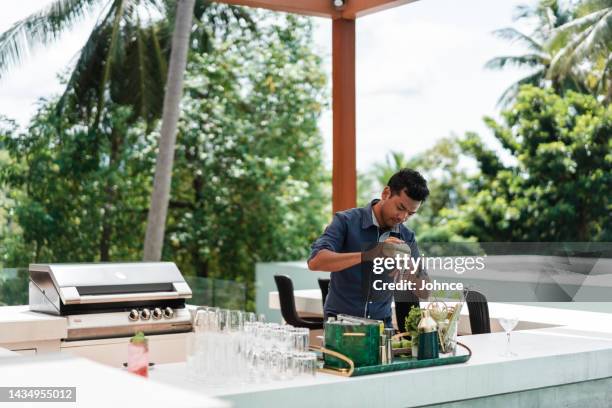 bartender preparing cocktails - mixing drinks stock pictures, royalty-free photos & images