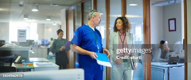 medical business discussion - medical director stock pictures, royalty-free photos & images