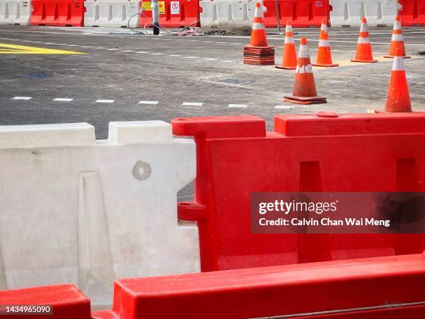 mobile road railing, traffic cones and barrier - traffic cone stock-fotos und bilder