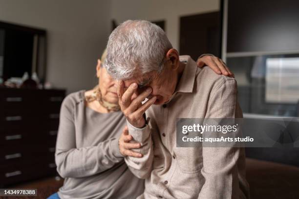 tristeza pareja mayor en casa - anciano llorando fotografías e imágenes de stock