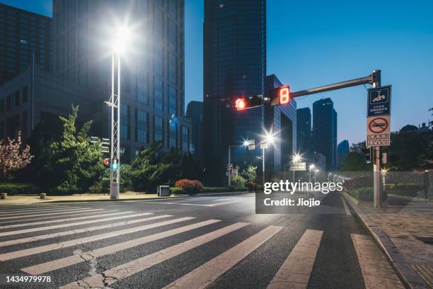 city street - traffic light empty road stock pictures, royalty-free photos & images