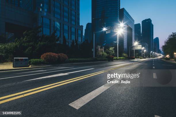 city street - city street night background stock pictures, royalty-free photos & images