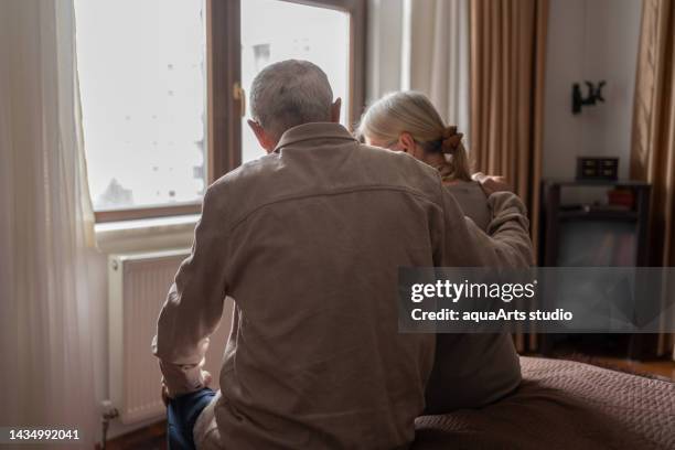 contemplative senior couple at home - demência imagens e fotografias de stock