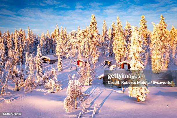 mountain huts in the winter forest covered with snow - lappland aerial view stock-fotos und bilder