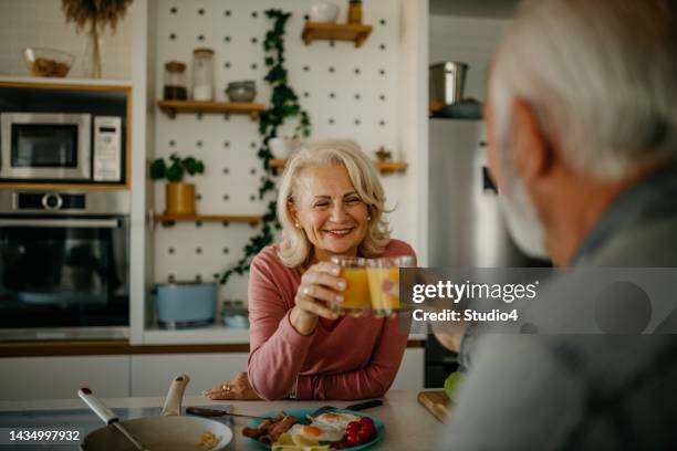 am morgen dreht sich alles um die liebe - fruchtsaft stock-fotos und bilder