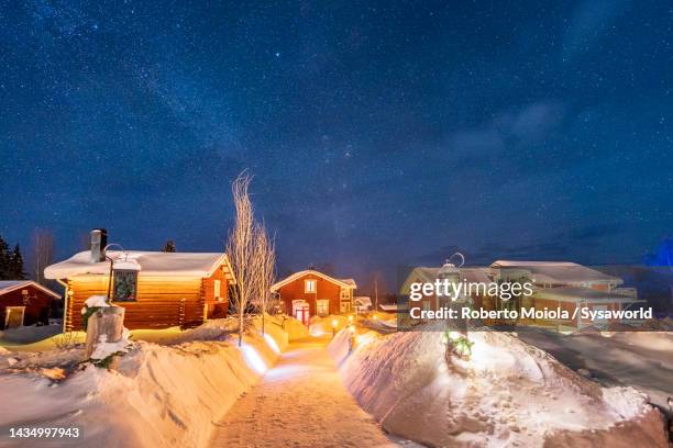 snow covered village of kangos at night, lapland - laponia sueca fotografías e imágenes de stock