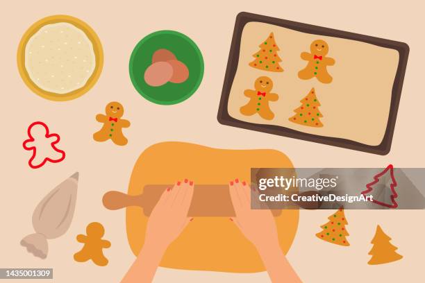 zubereitung von weihnachtslebkuchenplätzchen. weibliche hände rollen den teig aus. mehl, eier und backblech mit keksen auf dem tisch - weihnachtstisch stock-grafiken, -clipart, -cartoons und -symbole