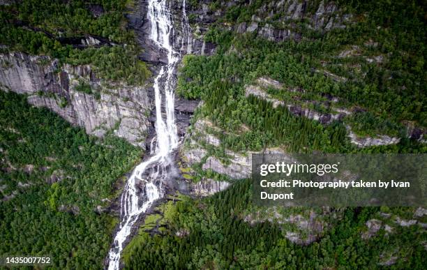 chute d'eau sur les falaises norvégiennes - chute d'eau stock pictures, royalty-free photos & images