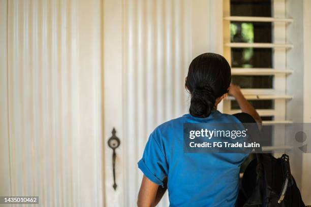 enfermera mediana de adultos presionando la campana - door bell fotografías e imágenes de stock