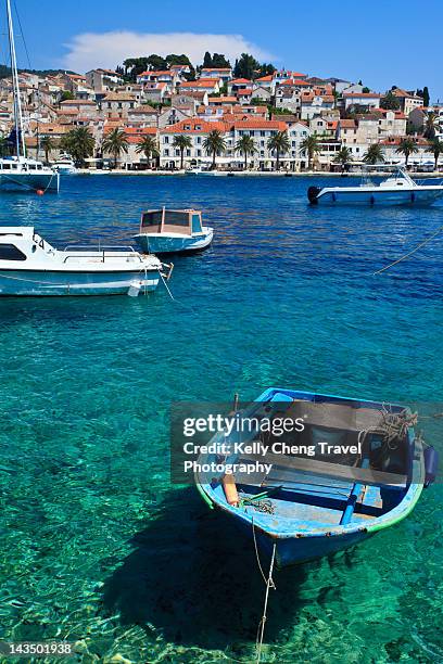 boats on hvar harbour - hvar - fotografias e filmes do acervo