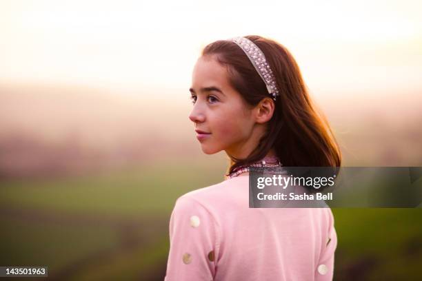 girl looking behind her - regarder par dessus son épaule photos et images de collection