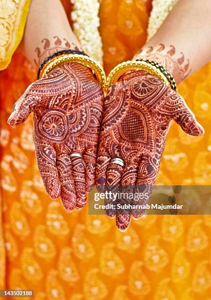 mehendi on brides hands - hennatätowierung stock-fotos und bilder