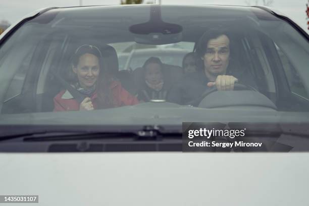 family in car - driver front view stock pictures, royalty-free photos & images