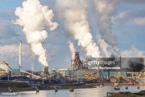 オランダの北海岸にあるijmuidenの製鉄所で、天然ガスの燃焼から塔から出てくる二酸化カルドンの雲があります。タタスチールのアイマイデン工場は、低排出性製鋼の生産における世界的リ� - tata steel ストックフォトと画像