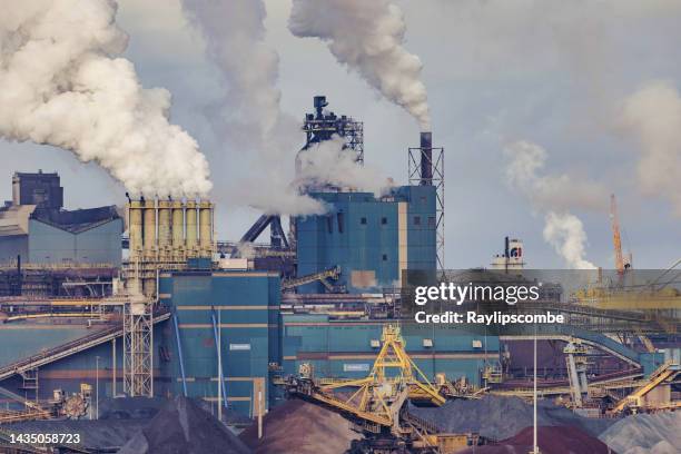 オランダの北海岸にあるijmuidenの製鉄所で、天然ガスの燃焼から塔から出てくる二酸化カルドンの雲があります。タタスチールのアイマイデン工場は、低排出性製鋼の生産における世界的リ� - tata steel ストックフォトと画像