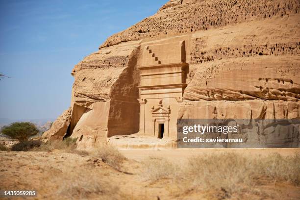 famous rock-cut architecture in hegra - 瑪甸沙勒 個照片及圖片檔