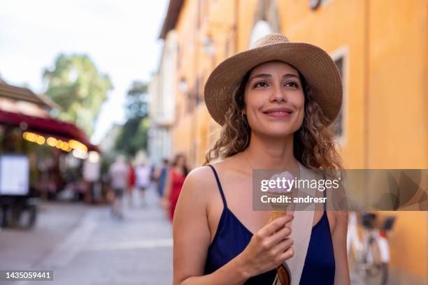 turista feliz comiendo un helado en italia - gelato italiano fotografías e imágenes de stock