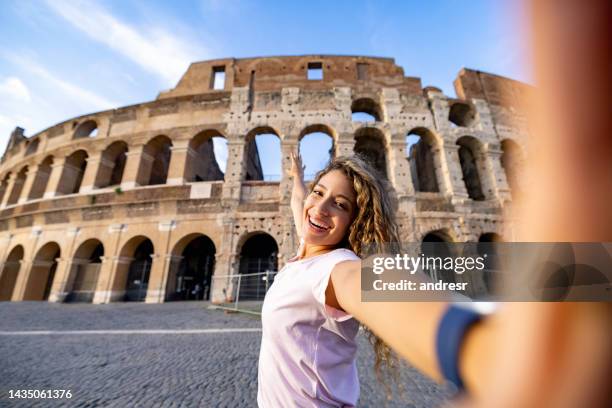 Happy Tourist Talking A Taking A Selfie In Rome With The Coliseum, Stockfoto