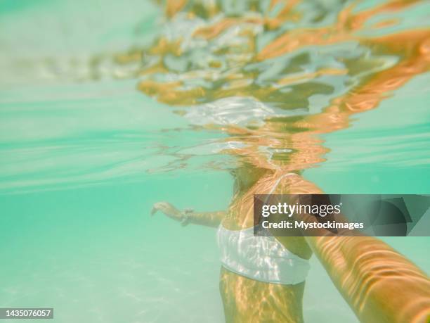 scatto subacqueo della donna che scatta un selfie - macchina fotografica subacquea foto e immagini stock