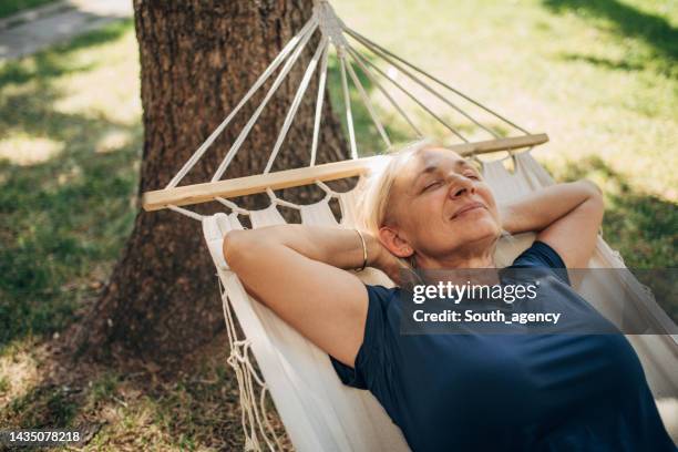 mujer durmiendo en hamaca - hamaca fotografías e imágenes de stock