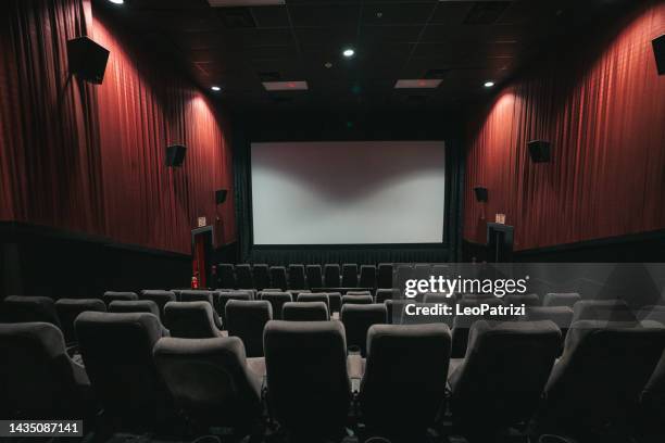 kinograue sitze in einem modernen kino - filmindustrie stock-fotos und bilder