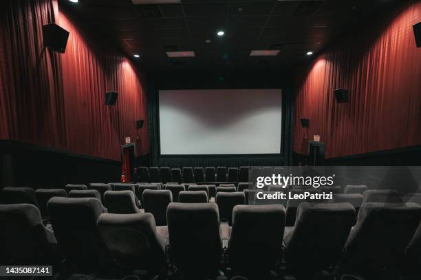 kinograue sitze in einem modernen kino - theatergeschäft stock-fotos und bilder