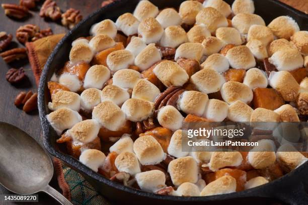 kandierte süßkartoffeln mit marshmallows - mashed sweet potato stock-fotos und bilder