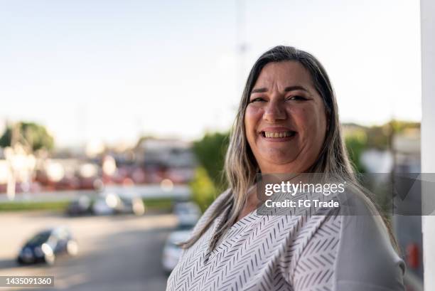 retrato de una mujer madura al aire libre - buxom blonde fotografías e imágenes de stock