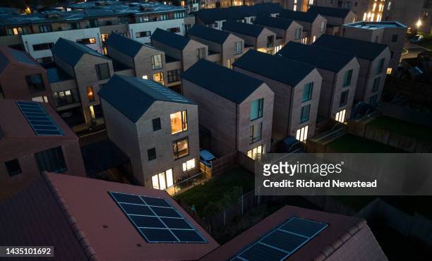solar powered homes at dusk - daily life in london photos et images de collection