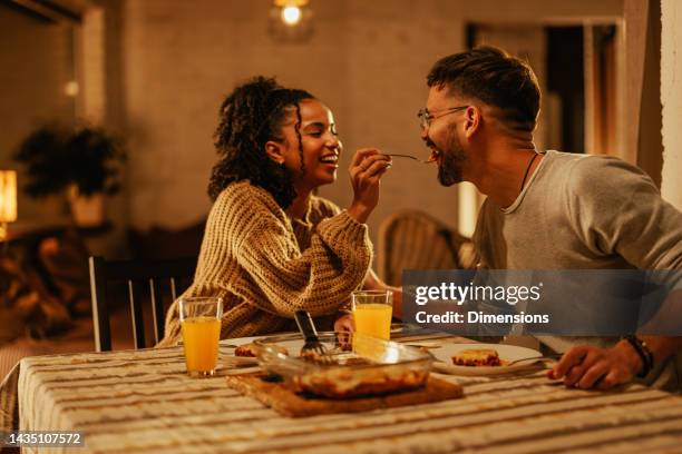 feliz cena romántica en pareja en casa. - hora de comer fotografías e imágenes de stock