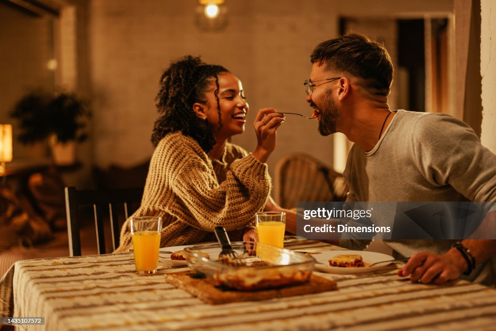 Felice coppia cena romantica a casa.
